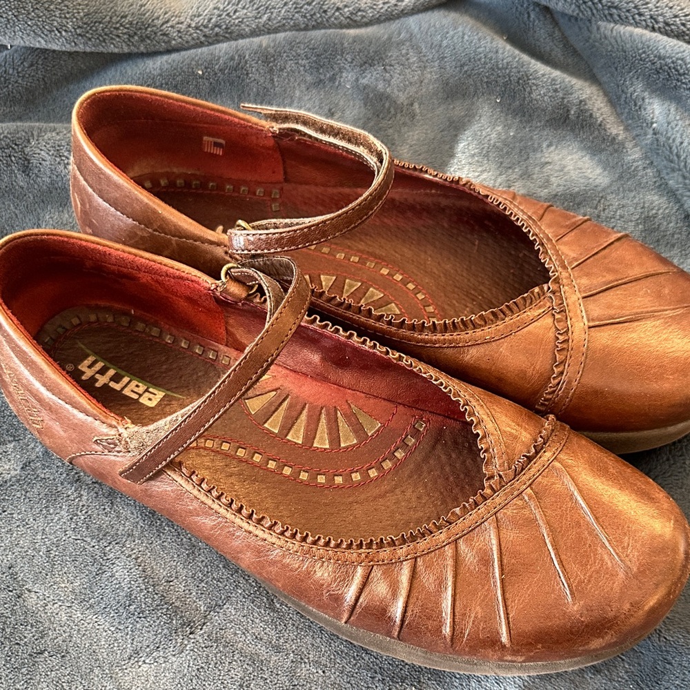 Earth Women's Tan Mary Jane Flats